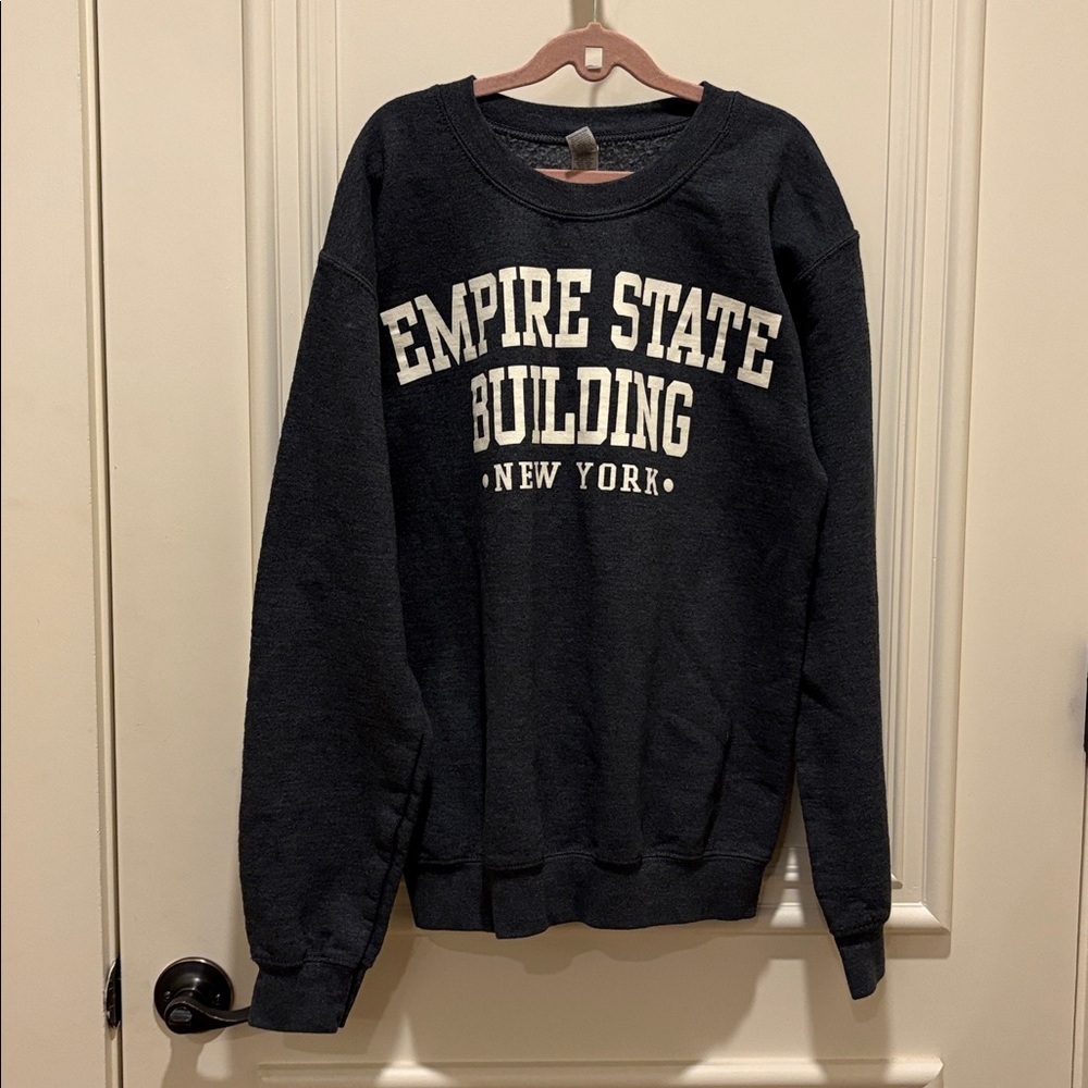 Gildan’s Unisex Empire State Building Dark Grey Heavy Blend Sweater Size S